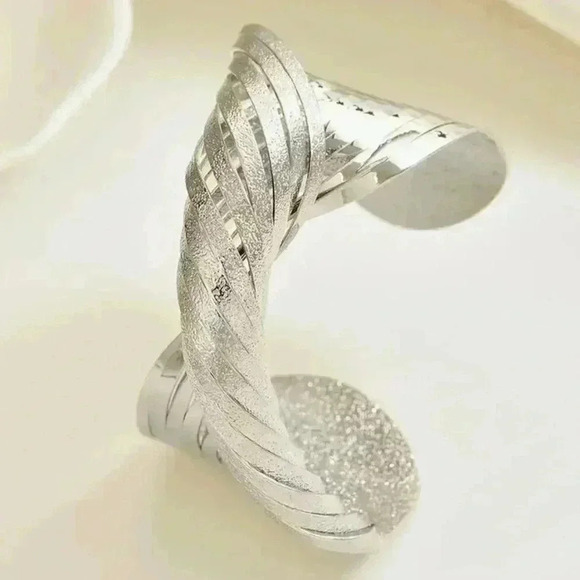 Women'S Fashion Open Cuff Bracelet - Picture 2 of 5